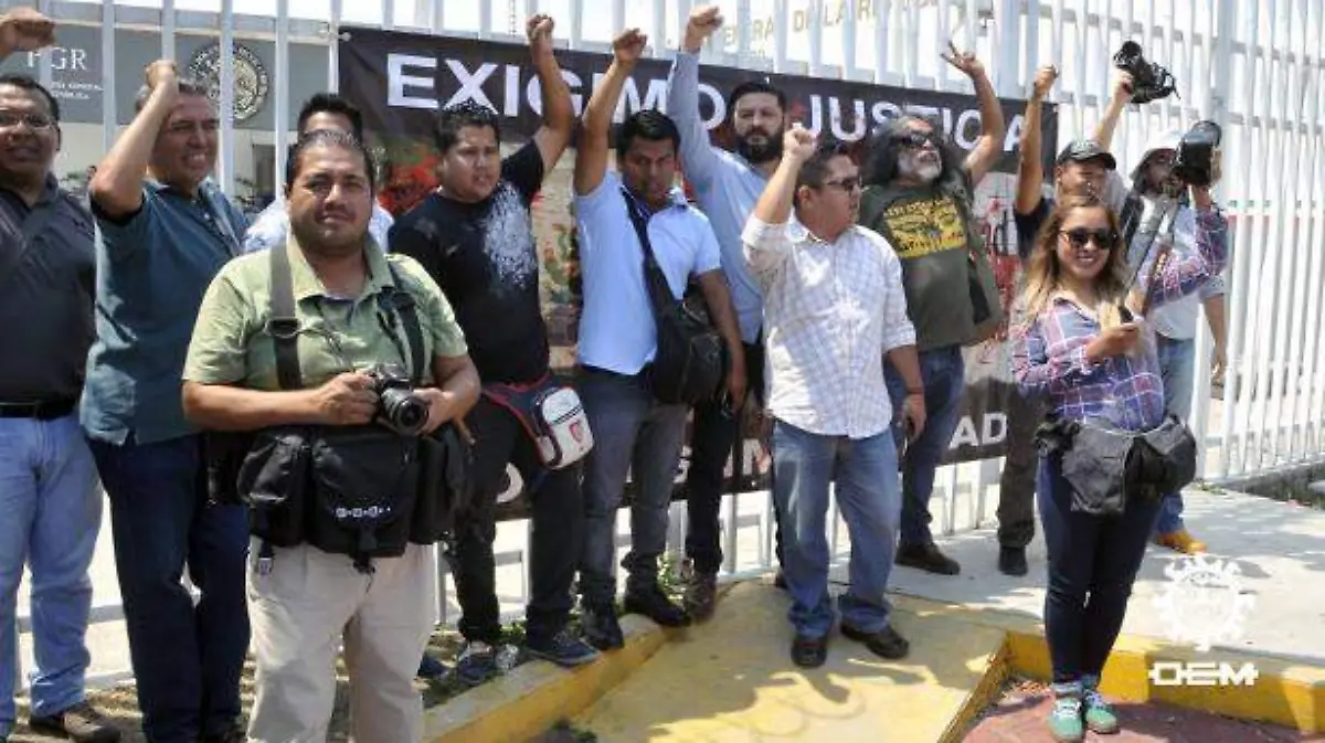 Chilpancingo - reporteros protestan en palacio federal